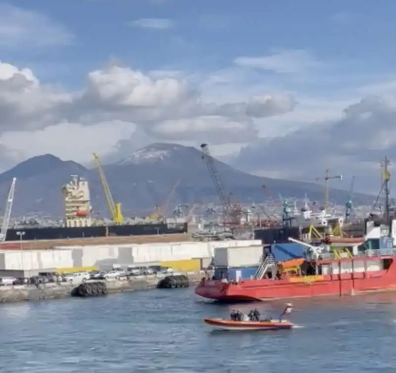 l arrivo della nave sea eye 4 al porto di napoli   1