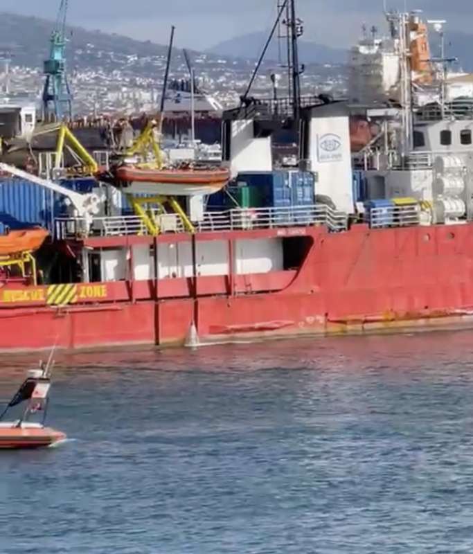 l arrivo della nave sea eye 4 al porto di napoli 3