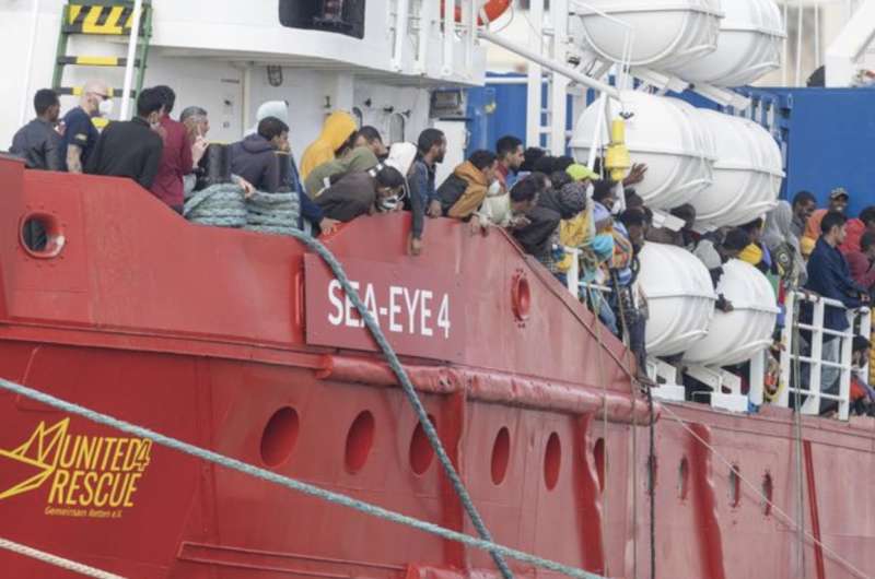 l arrivo della nave sea eye 4 al porto di napoli 6