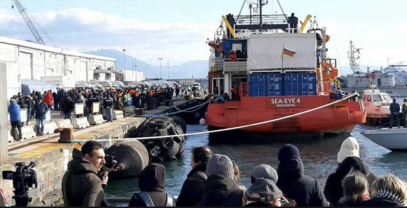 l arrivo della nave sea eye 4 al porto di napoli 8