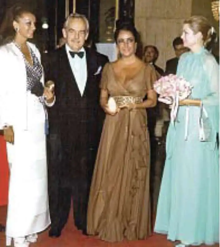 ljuba rizzoli con ranieri di monaco, liz taylor e grace kelly 