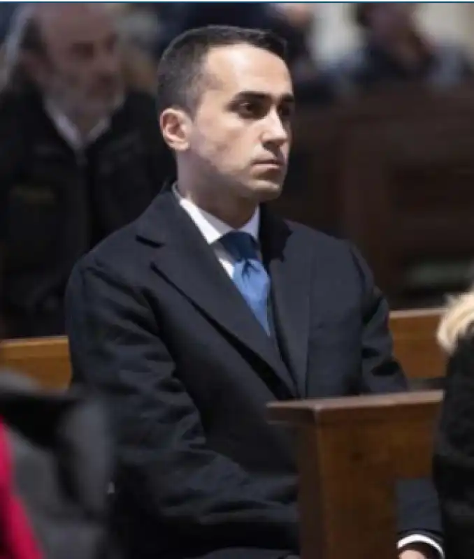 luigi di maio al funerale della moglie di lino banfi