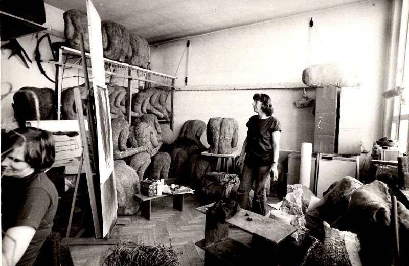 magdalena abakanowicz nel suo studio