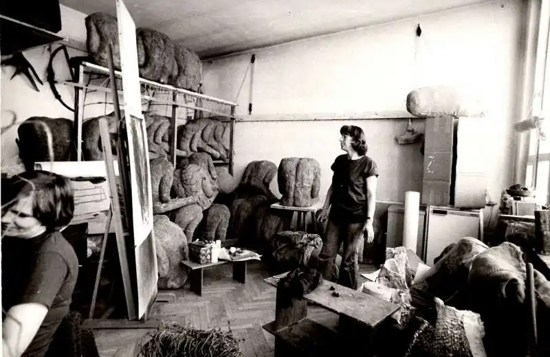 magdalena abakanowicz nel suo studio 