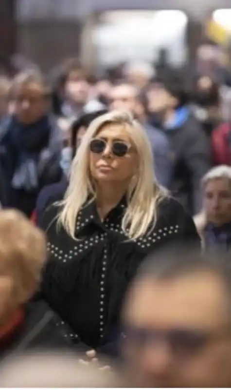 mara venier al funerale della moglie di lino banfi