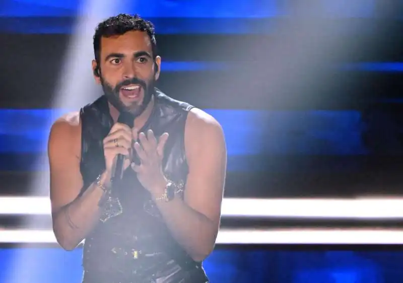 marco mengoni   terza serata sanremo 