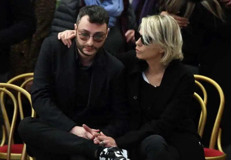 maria de filippi col figlio gabriele  alla camera ardente di maurizio costanzo 1 4