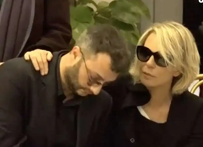 maria de filippi e il figlio gabriele alla camera ardente di maurizio costanzo 1