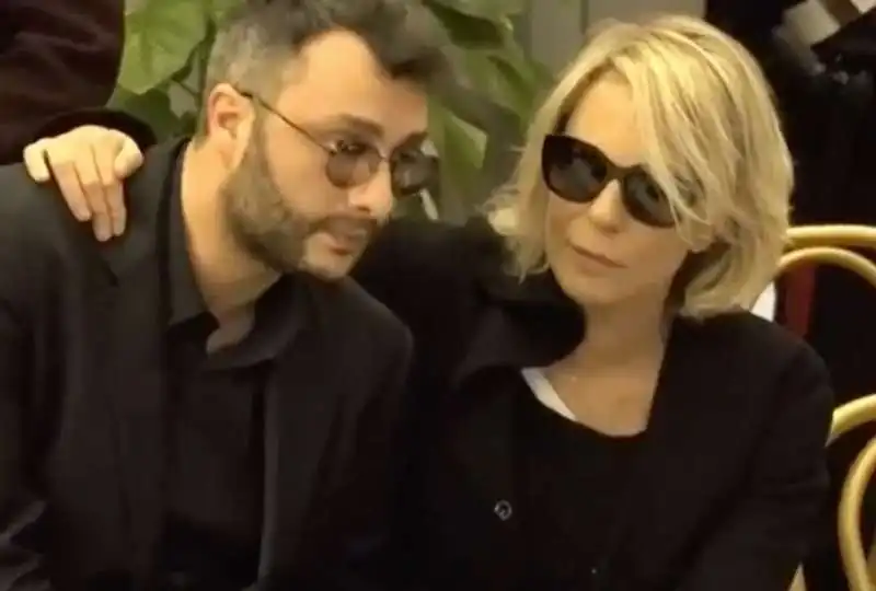 maria de filippi e il figlio gabriele alla camera ardente di maurizio costanzo 2