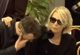 maria de filippi e il figlio gabriele alla camera ardente di maurizio costanzo 3