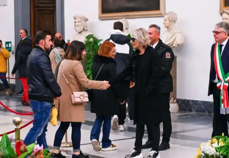 maria de filippi ringrazia alla camera ardente di maurizio costanzo