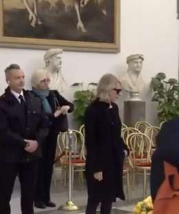 maria de filippi ringrazia alla camera ardente di maurizio costanzo 3