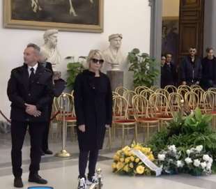 maria de filippi ringrazia alla camera ardente di maurizio costanzo 6