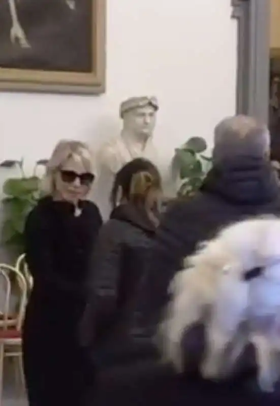 maria de filippi ringrazia alla camera ardente di maurizio costanzo 8