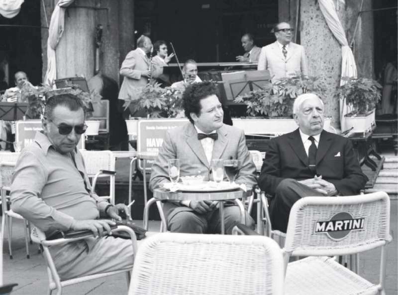 mario stefani e giorgio de chirico in piazza san marco a venezia nel 1972