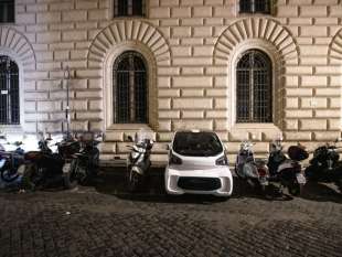 microcar parcheggiata nei posti dei motorini