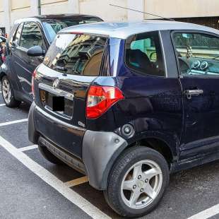 microcar parcheggiata nei posti dei motorini