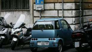 microcar parcheggiata nei posti dei motorini