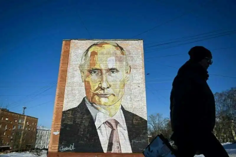 murales con il volto di putin su un palazzo di mosca