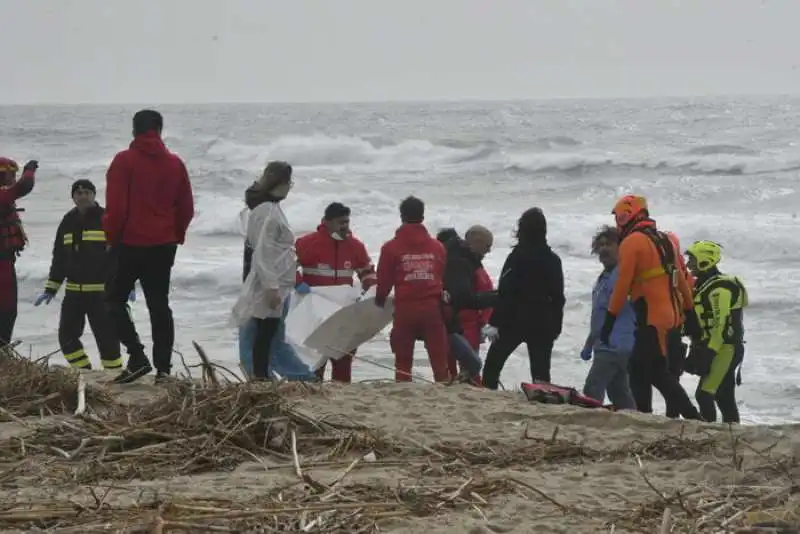 naufragio di migranti a steccato di cutro, crotone 1