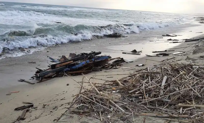 naufragio di migranti a steccato di cutro, crotone 1 