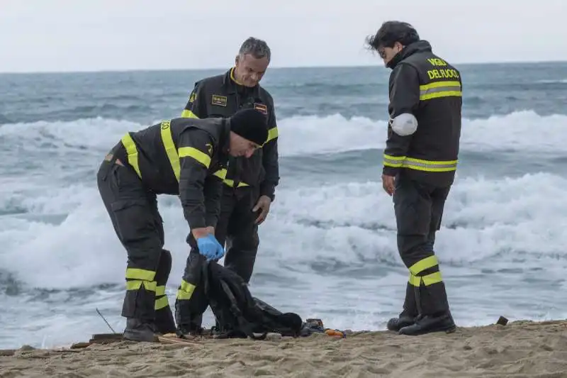 naufragio di migranti a steccato di cutro, crotone    2