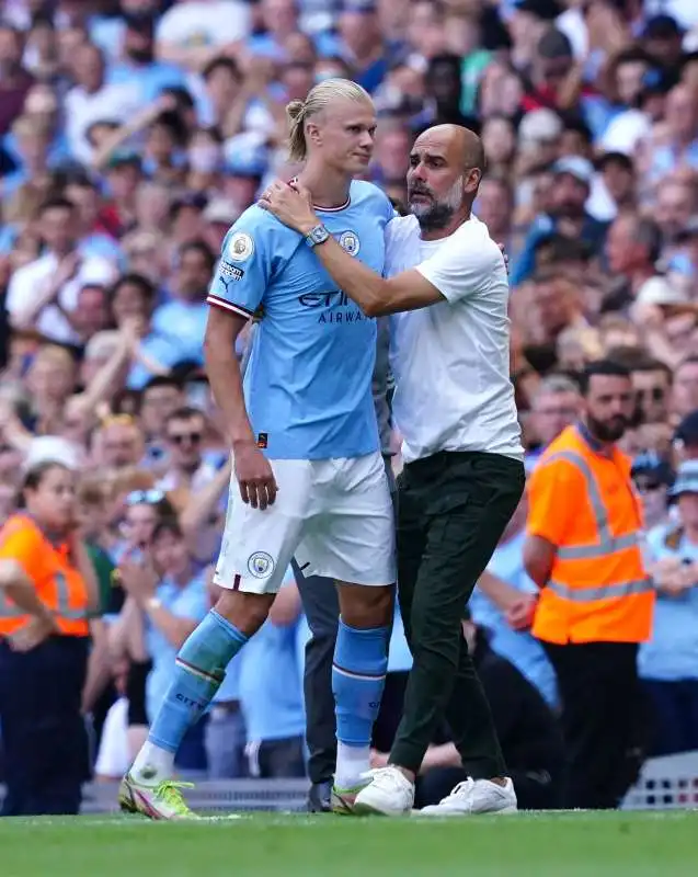 PEP GUARDIOLA E ERLING HAALAND 