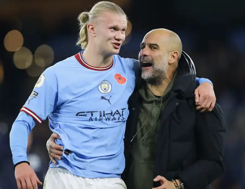 PEP GUARDIOLA E ERLING HAALAND 