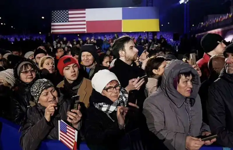 polacchi ascoltano biden al castello reale di varsavia 