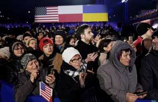 polacchi ascoltano biden al castello reale di varsavia