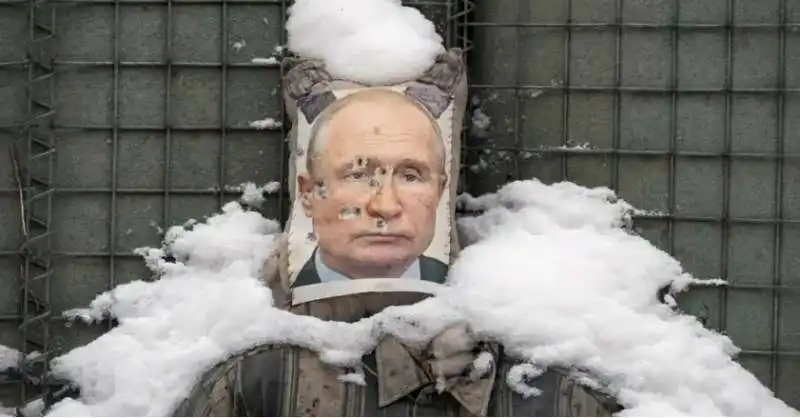 PUPAZZO DI PUTIN NELLA NEVE IN UCRAINA