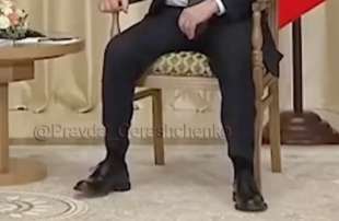 putin muove nervosamente le gambe durante l incontro con lukashenko