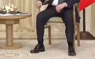 putin muove nervosamente le gambe durante l incontro con lukashenko