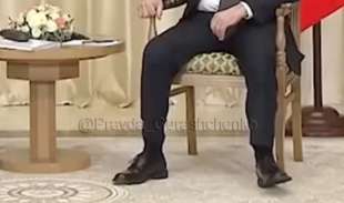 putin muove nervosamente le gambe durante l incontro con lukashenko 2