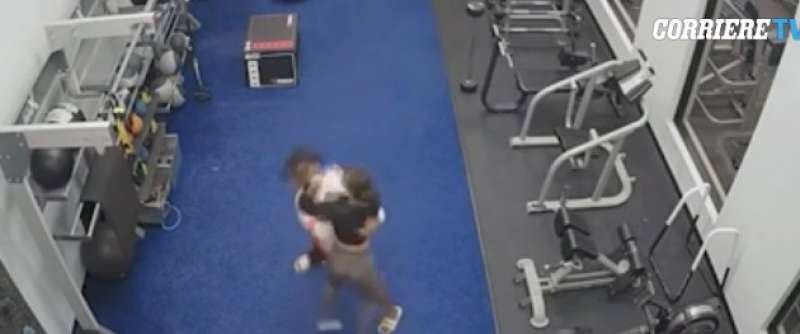 ragazza si difende da un tentativo di stupro in una palestra a tampa