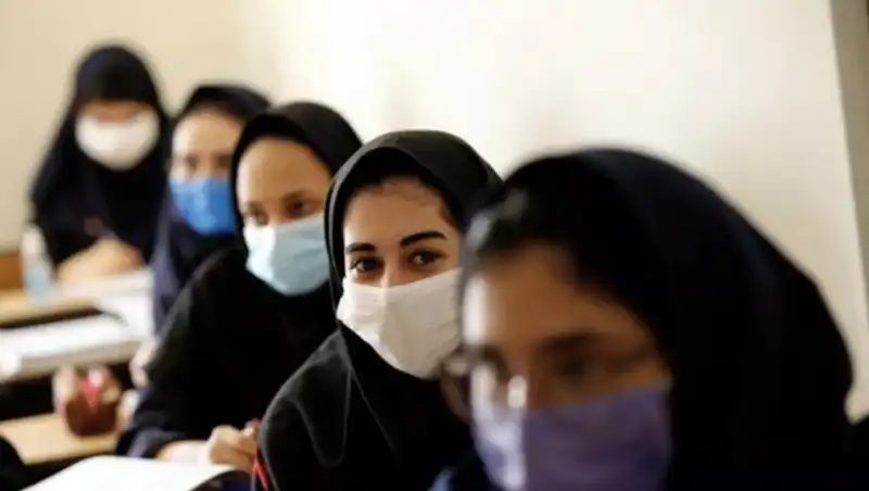 ragazze iraniane a scuola