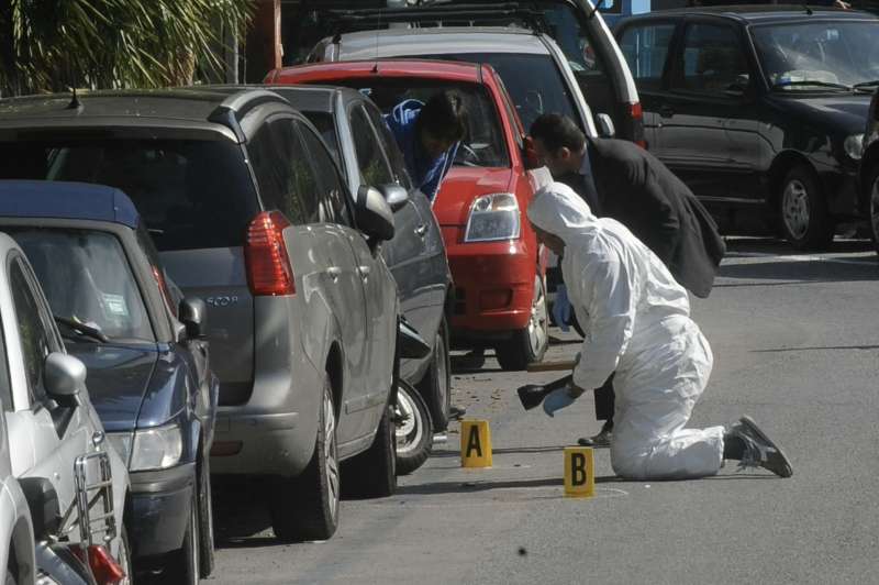 rilievi dei carabinieri dopo l attentato a roberto adinolfi genova 7 maggio 2012