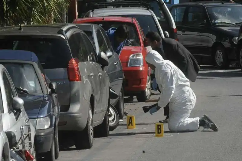 rilievi dei carabinieri dopo l attentato a roberto adinolfi   genova 7 maggio 2012 