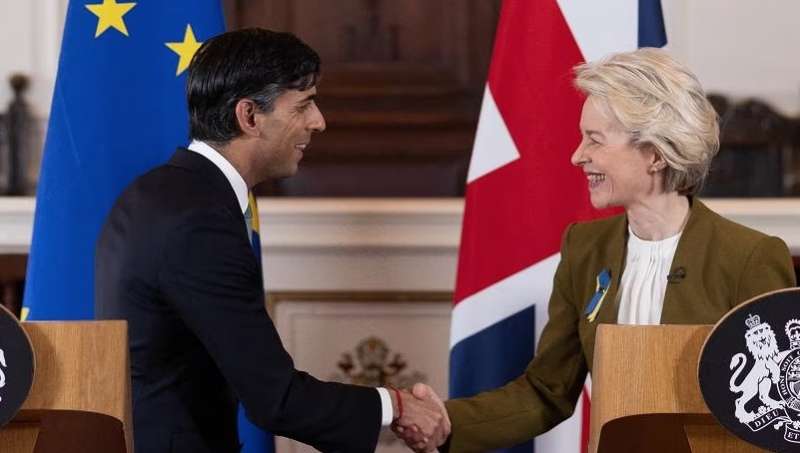 rishi sunak e ursula von der leyen annunciano l accordo sull irlanda del nord 1