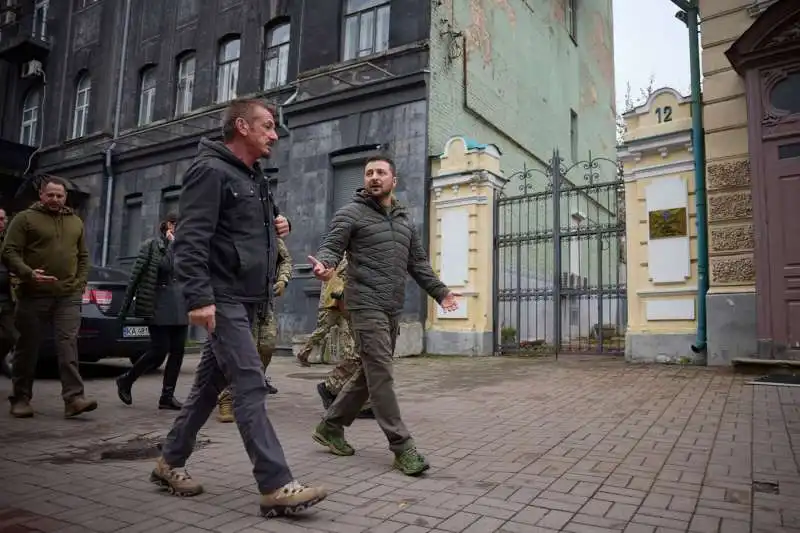 sean penn con zelensky a kiev