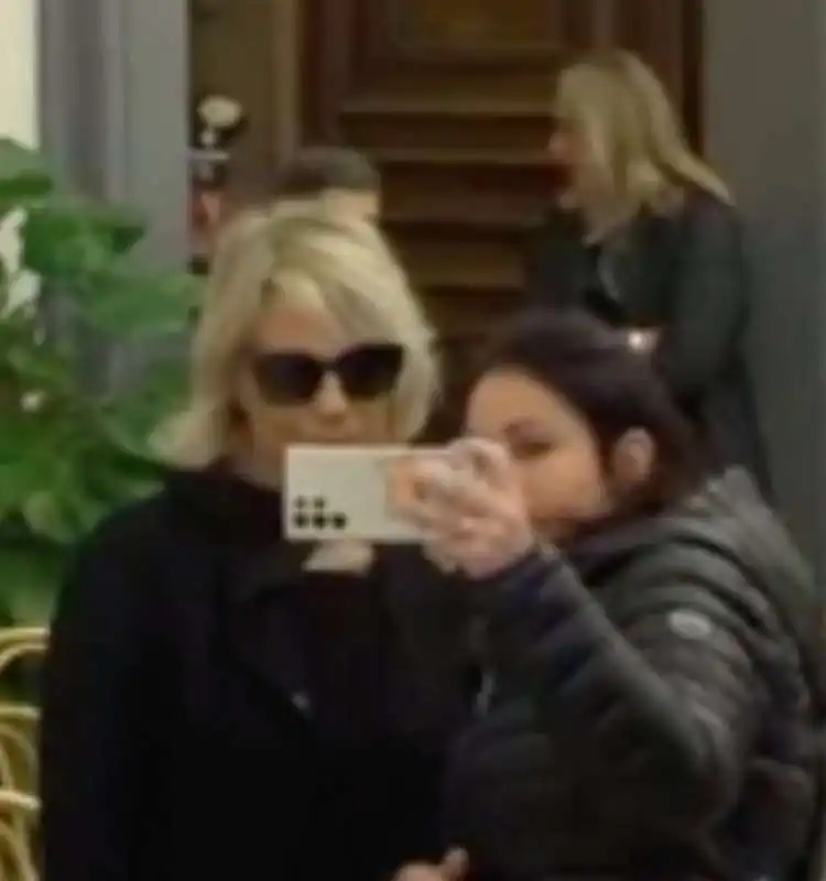 selfie con maria de filippi alla camera ardente 2