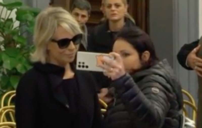 selfie con maria de filippi alla camera ardente 4