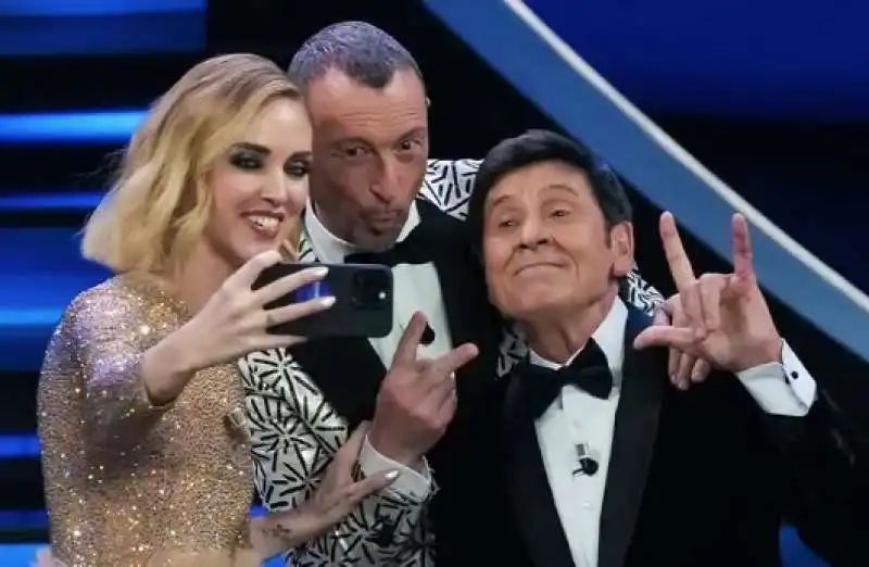 selfie sanremo chiara ferragni amadeus gianni morandi 1