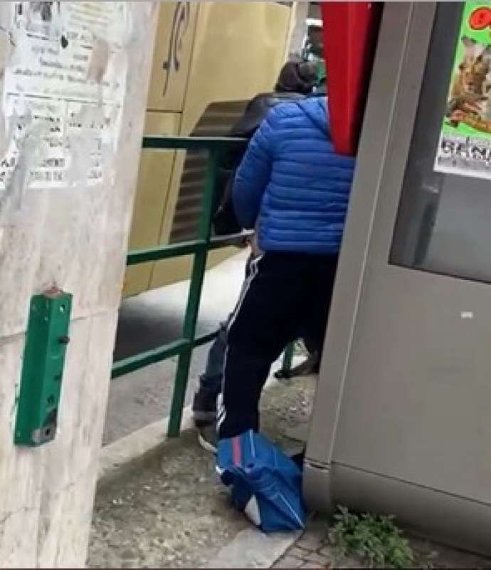 SESSO IN STRADA TRA UOMINI COSENZA