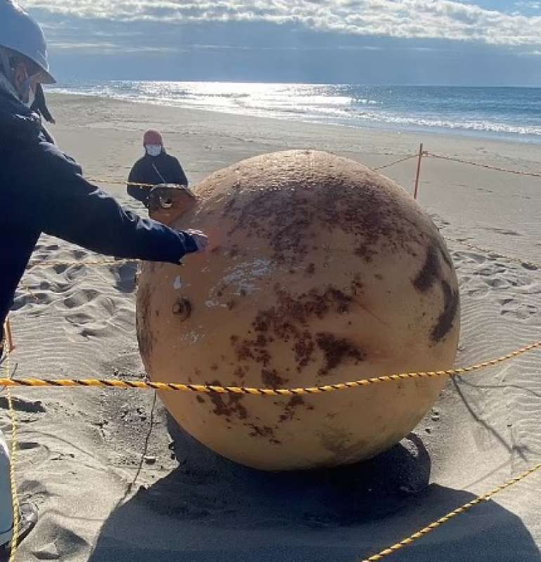 SFERA METALLICA TROVATA IN UNA SPIAGGIA GIAPPONESE