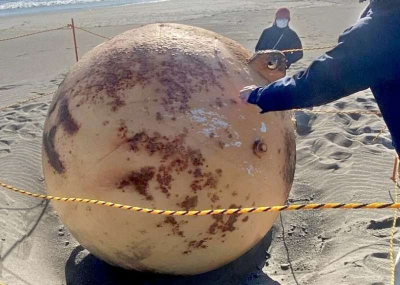 SFERA METALLICA TROVATA IN UNA SPIAGGIA GIAPPONESE