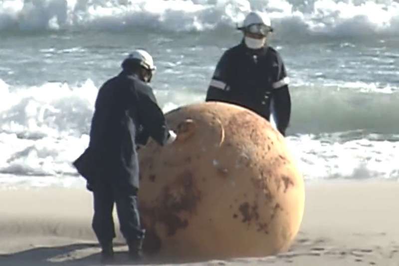 SFERA METALLICA TROVATA IN UNA SPIAGGIA GIAPPONESE