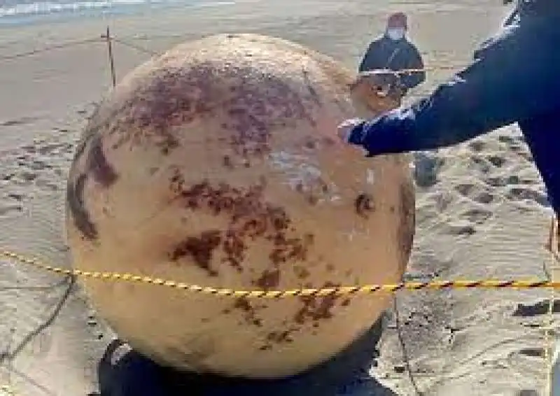 SFERA METALLICA TROVATA IN UNA SPIAGGIA GIAPPONESE 