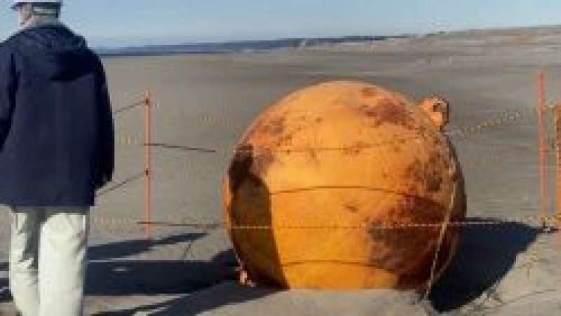 SFERA METALLICA TROVATA IN UNA SPIAGGIA GIAPPONESE