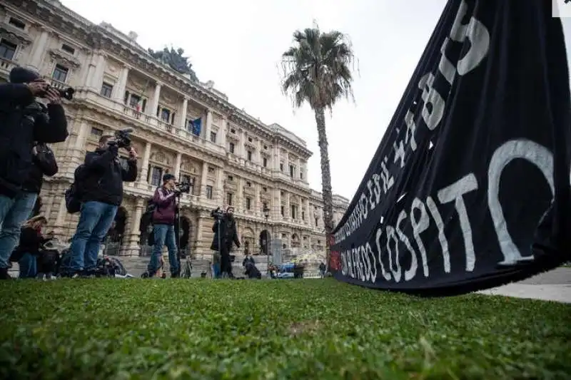 sitin degli anarchici per alfredo cospito davanti alla cassazione 4